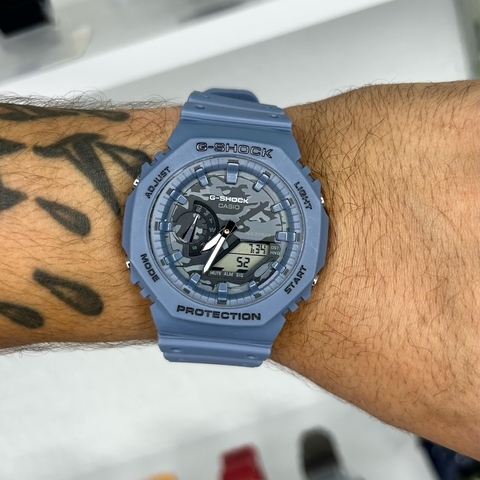 GSHOCK GA 2100 -AZUL/FUNDO CAMUFLADO/A PROVA D ÁGUA/PULSEIRA DE BORRACHA/45 MM
