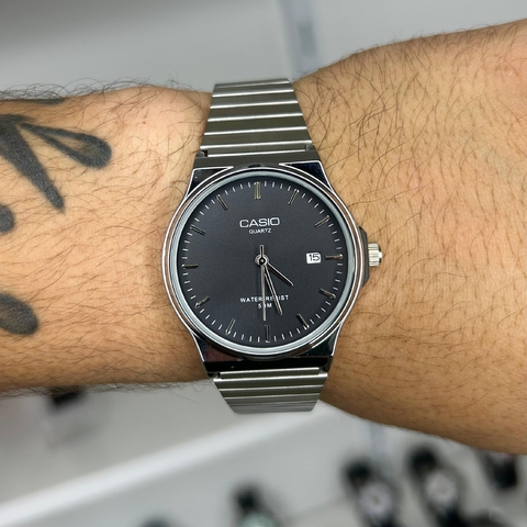 CASIO MW-240 UNISSEX - PRATA E FUNDO PRETO/PULSEIRA DE AÇO/A PROVA D ÁGUA