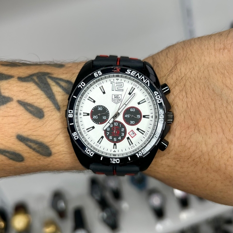 TAG HEUER AYRTON SENNA - FUNDO BRANCO/PULSEIRA DE BORRACHA/PRETO E VERMELHO/A PROVA D ÁGUA/49 MM