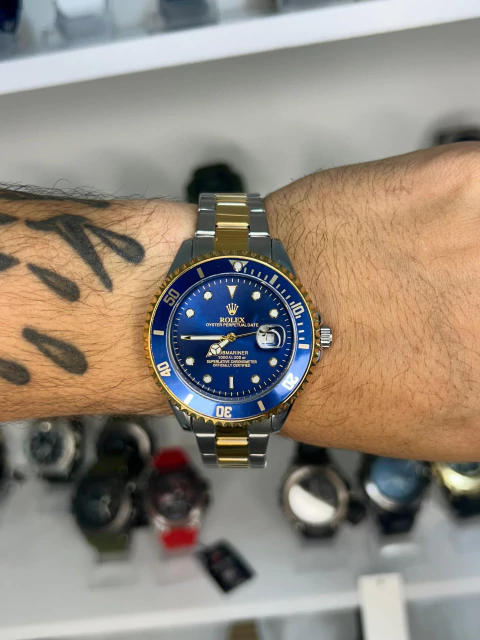 SUBMARINER - PRATA E DOURADO/FUNDO AZUL/PULSEIRA DE AÇO/A PROVA D ÁGUA