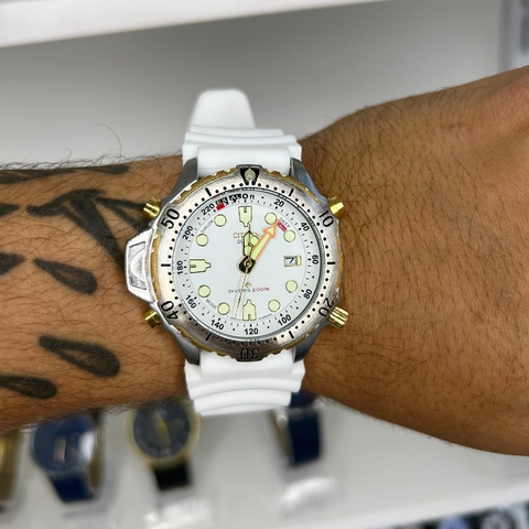 CITIZEN AQUALAND ANALÓGICO C500 - FUNDO BRANCO/SÉRIE OURO/PULSEIRA DE BORRACHA/A PROVA D ÁGUA