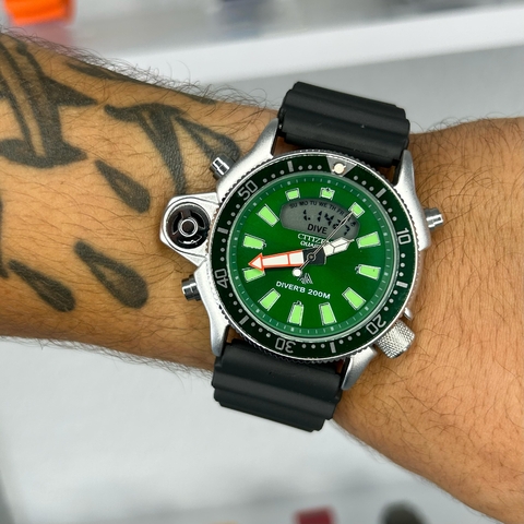 CITIZEN JP2000 - VERDE E PULSEIRA PRETO/FUNDO VERDE/CAIXA EM AÇO/PULSEIRA DE BORRACHA/45MM