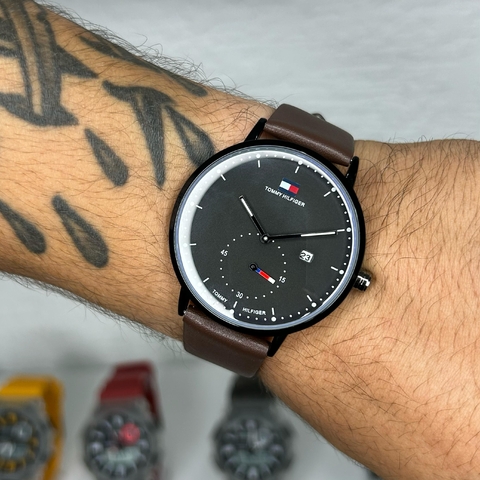 TOMMY HILFIGER SOCIAL MINIMALISTA - PRETO E MARROM/PULSEIRA DE COURO/45 MM