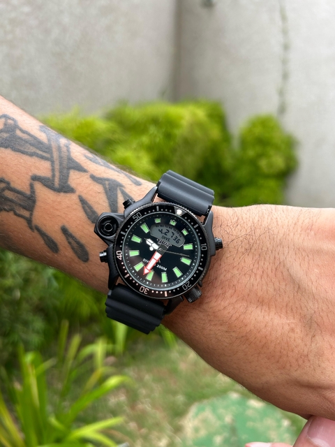 CITIZEN JP2000 - SÉRIE BLACK/FUNDO PRETO/CAIXA EM AÇO/PULSEIRA DE BORRACHA/45MM