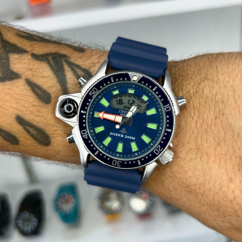 CITIZEN JP2000 - AZUL E PRATA/FUNDO AZUL/CAIXA EM AÇO/PULSEIRA DE BORRACHA/45MM