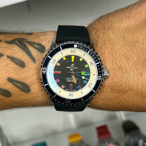 BREITLING SUPEROCEAN A17376 - PRETO/FUNDO COLORIDO/CAIXA DOURADA/PULSEIRA DE BORRACHA PRETA/49MM