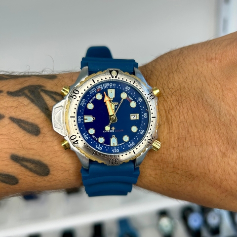 CITIZEN AQUALAND ANALÓGICO C500 - FUNDO AZUL/SÉRIE OURO/PULSEIRA DE BORRACHA/A PROVA D ÁGUA