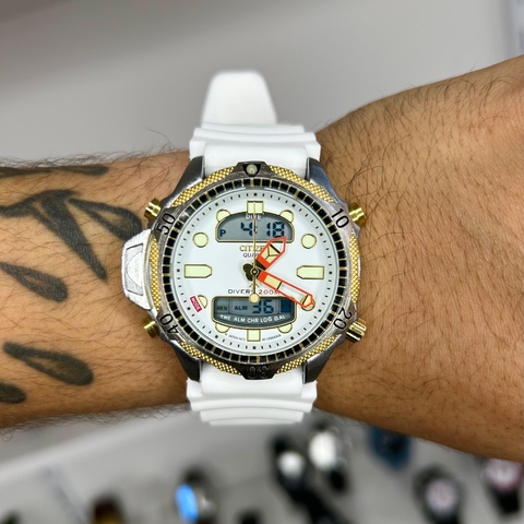 CITIZEN AQUALAND DIGITAL C500 - BRANCO/SÉRIE OURO/PULSEIRA DE BORRACHA/A PROVA D ÁGUA/45 MM