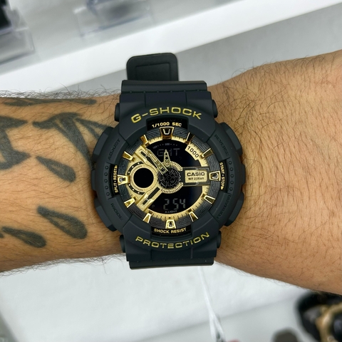 GSHOCK GA-110 - PRETO E FUNDO DOURADO/PULSEIRA DE BORRACHA/A PROVA D ÁGUA/50 MM