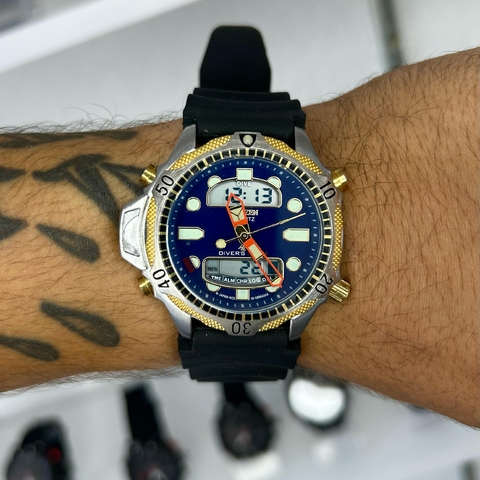CITIZEN AQUALAND DIGITAL C500 - FUNDO AZUL/SÉRIE OURO/PULSEIRA DE BORRACHA/A PROVA D ÁGUA/45 MM
