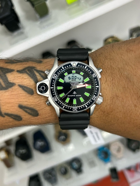 CITIZEN JP2000 - SÉRIE PRATA/FUNDO PRETO/CAIXA EM AÇO/PULSEIRA DE BORRACHA