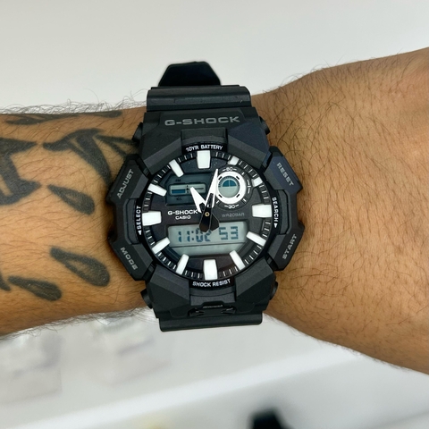 GSHOCK GA-0105 - PRETO E FUNDO BRANCO/PULSEIRA DE BORRACHA/A PROVA D ÁGUA/50 MM