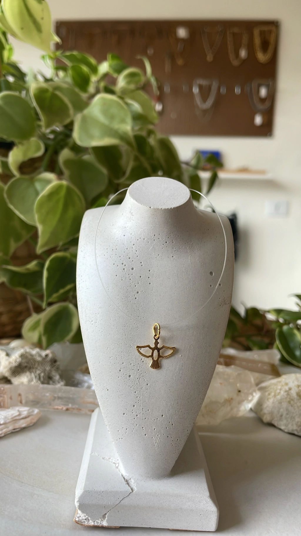 Colar Fio de Náilon Espirito Santo Dourado