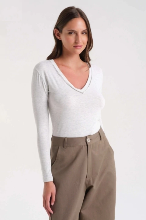 Remera V W26 Gris Melange ANONIMAS - comprar online