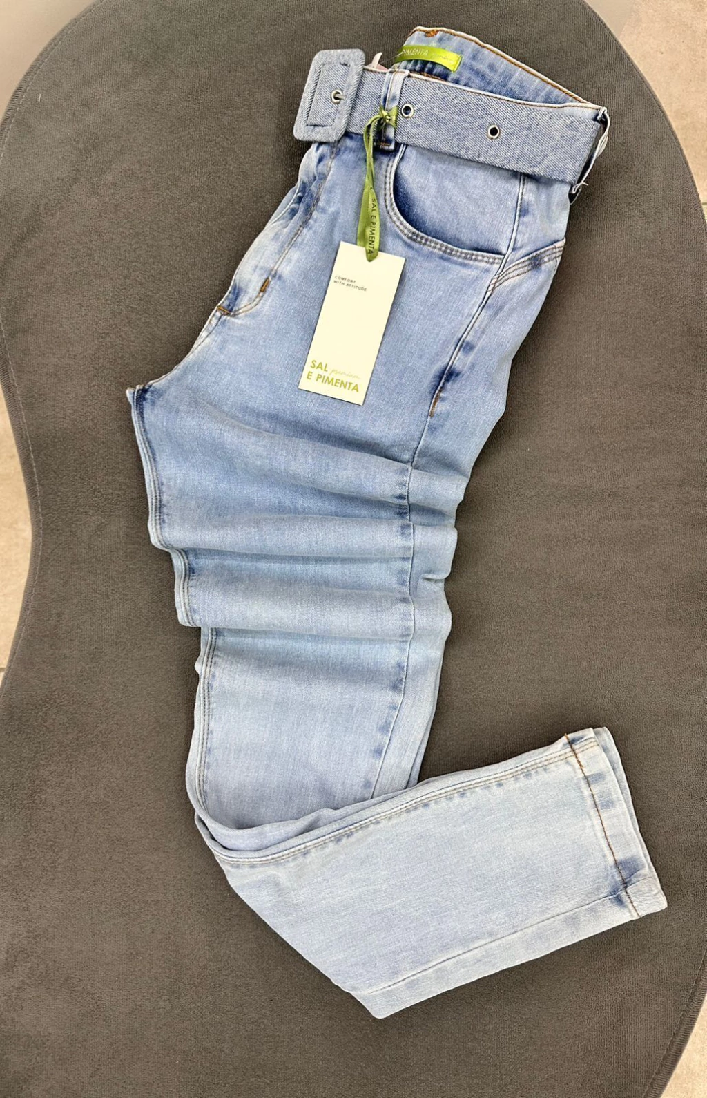 calça jeans sal e pimenta com cinto linha premium