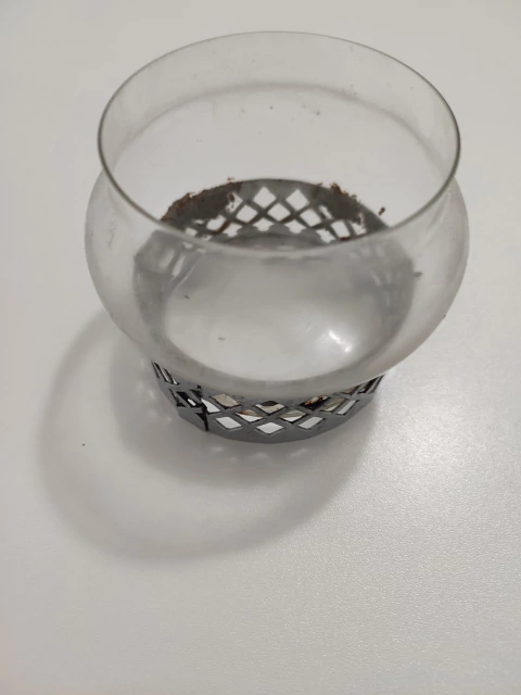 Suporte de vela em vidro com base de metal