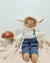 BONECO OVELHA COR BAUNILHA, COM CALÇA SUSPENSÓRIO