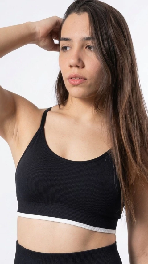 KYNA Flow™ — Top Minimalista de Sujeción Ligera y Espalda Abierta