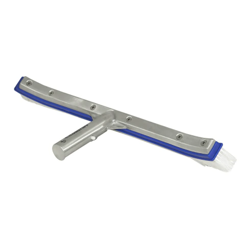 Cepillo barrefondo curvo Lüsqtoff de 18" (45 cm), fabricado en polipropileno y aluminio con cerdas de polipropileno. Compatible con mango P08L-8. Ideal para la limpieza de piscinas.