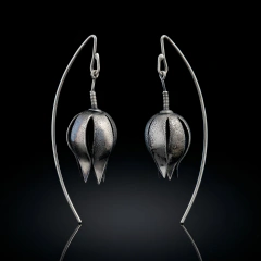 Aros tulipán de plata oxidada (pétalos cerrados colgantes)