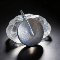 Colgante de plata oxidada con drusas minerales en internet