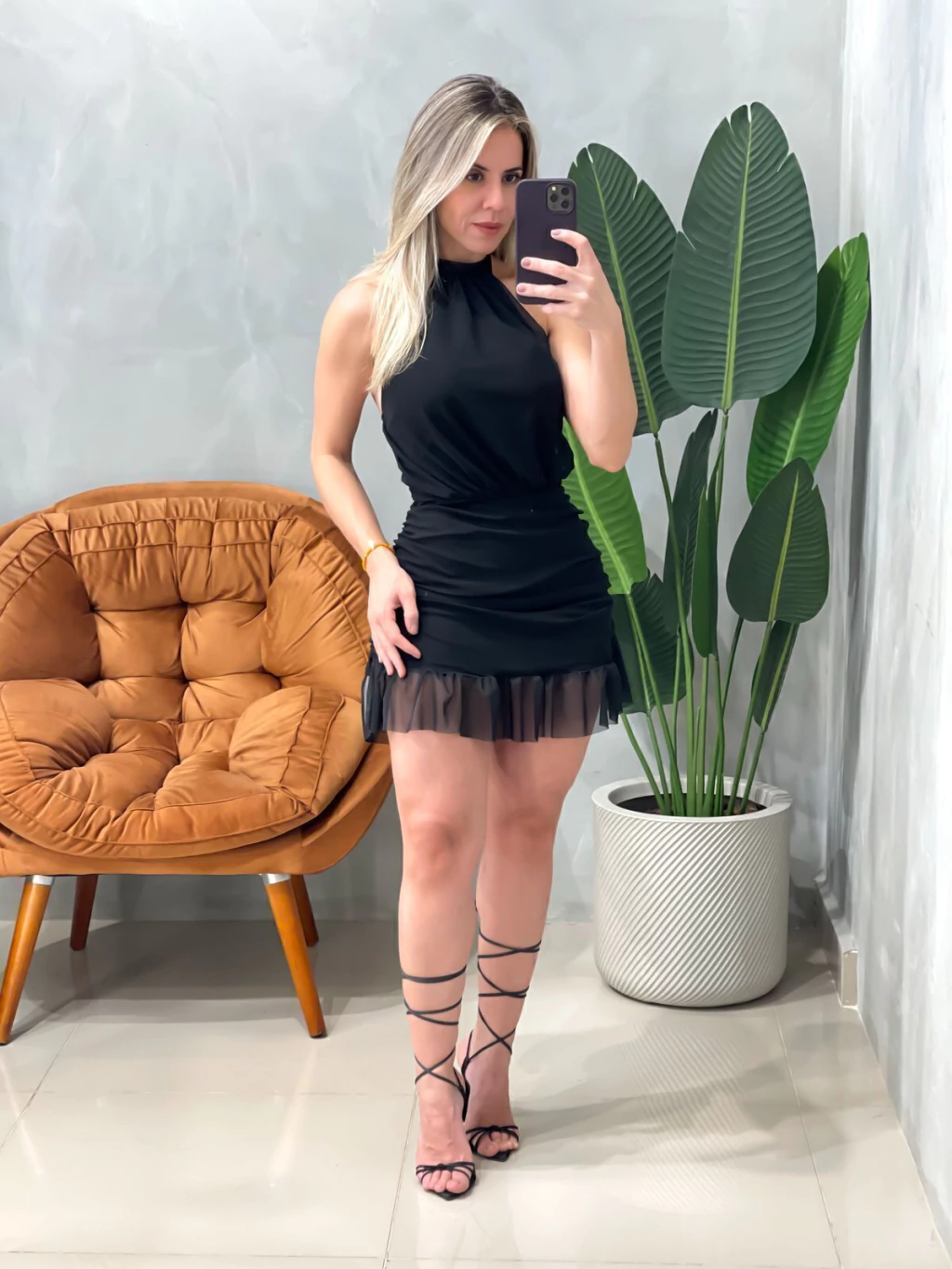 Vestido Curto em Tule Frente Única Plissado com Babado Erica Ref. 1802