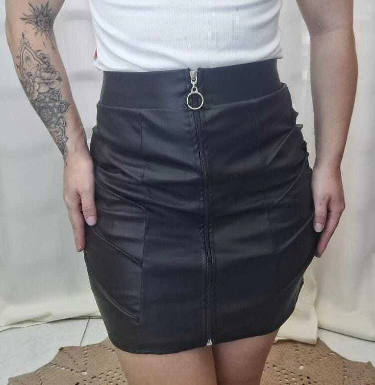 Saia de couro preto