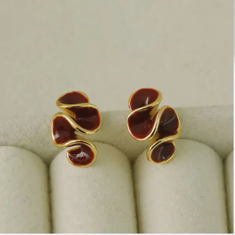 Par de Aros Geometricos en Aleacion Enchapados en Oro Color Borgoña Aguja de Plata