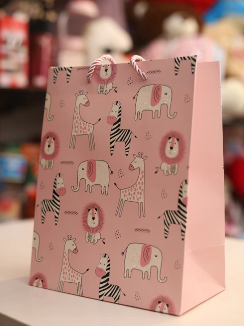 Sacola de presente - Rosa decorada com bichinhos