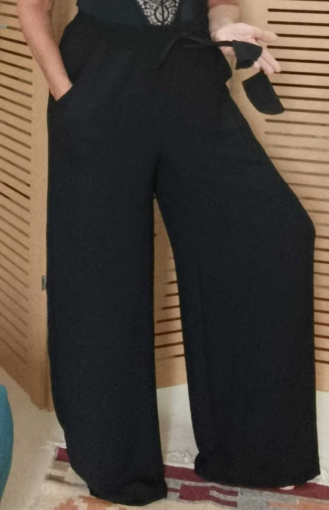 Calça pantalona em crepe preta