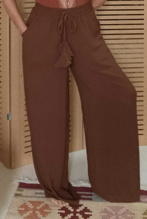 Calça pantalona em crepe marrom