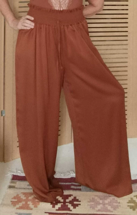 Calça pantalona em viscose marrom argila