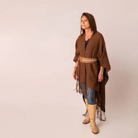 Ruana artesanal tejida a mano en lana de llama, realizada por artesanos del norte argentino. Diseño contemporáneo de edición limitada de Atelier Marcom.