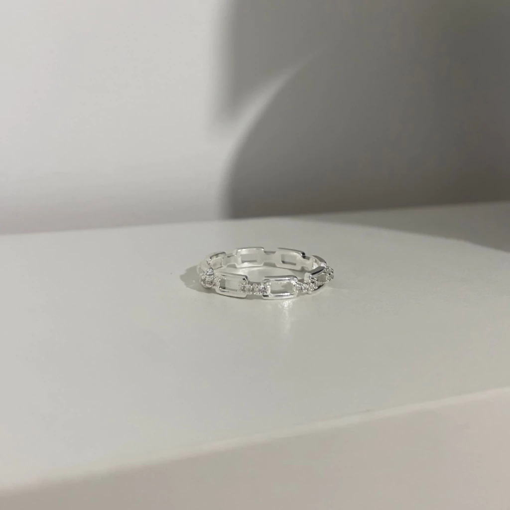 Anel de elos com micro zircônias - Banhado em prata 925