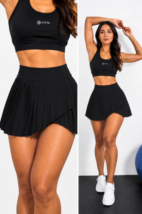 Mulher vestindo saia plissada preta com shorts interno e top esportivo preto, em ambiente de treino