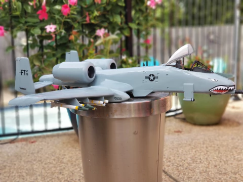 Fairchild Republic A-10 Warthog 1/16 - 3047962 - comprar online