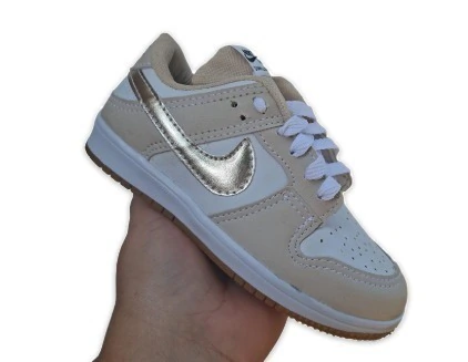 Tênis Infantil Nike Casual Bege com Detalhes Dourados