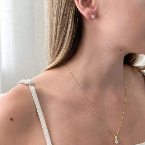 Conjunto delicado de brinco e colar feminino em semijoia, ideal para looks leves e sofisticados