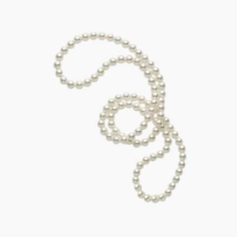 colar de pérolas sobre um fundo branco
