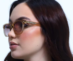 Óculos de sol feminino em acetato translúcido CARRARA - comprar online