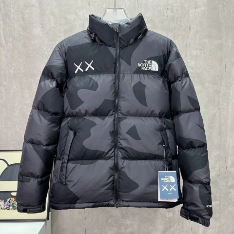 Jaqueta Puffer The North Face x KAWS xx