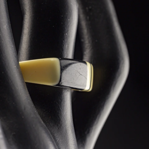 Anillo de Material Noble con Veta Negra