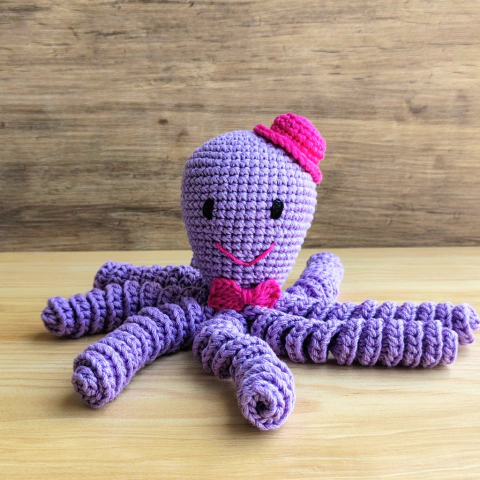 pulpo de apego para bebe tejido a mano lila crochet