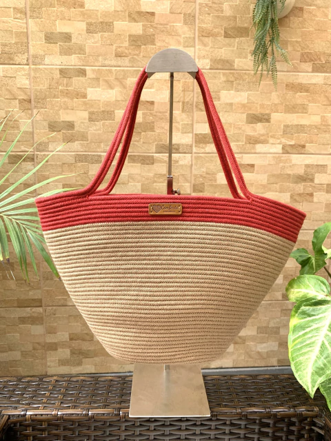 Cartera grande beige con rojo