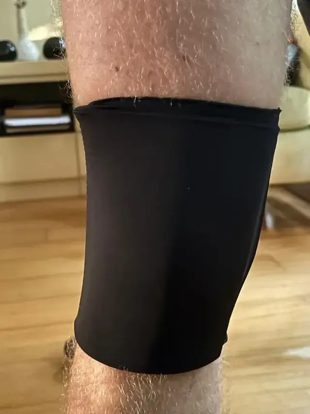 Cliente usando la rodillera ArtiGel