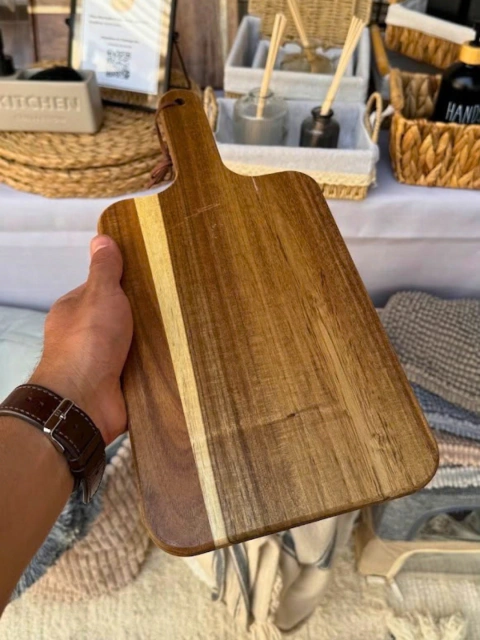 Tabla de madera de acacia con mango