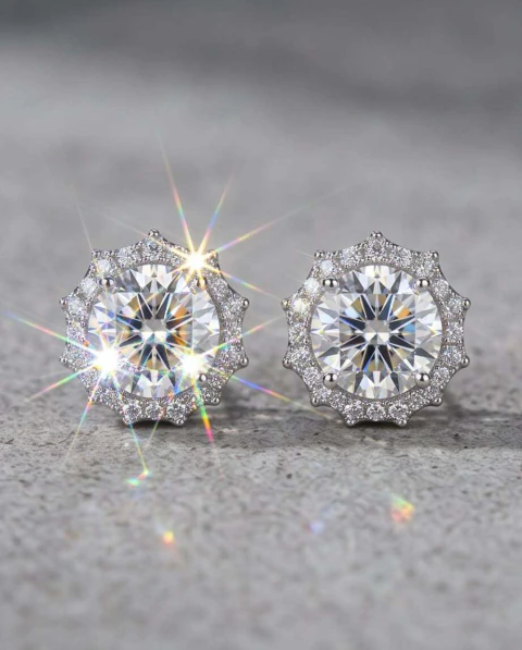 Brinco ponto de luz Moissanite 10mm. Banho ródio. 6020037-11