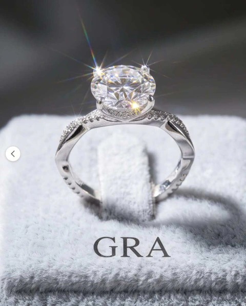 Anel solitário Moissanite 10mm. Detalhes em micro moissanite. Banho ródio. 6020002-8