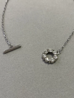 Colar Fecho T com cristais. - comprar online