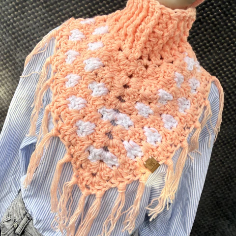 Cuello Triangular Granny Tejido a Crochet – Talla Adulto